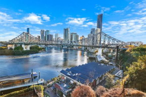 4 Bunk Dormitory Minutes from Howard Smith Wharves
